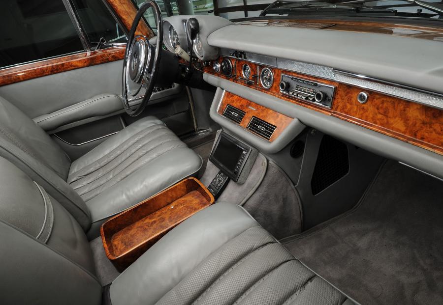  Mercedes-Benz 600 Pullman Limousine 1973 года  (фото 16 из 18)